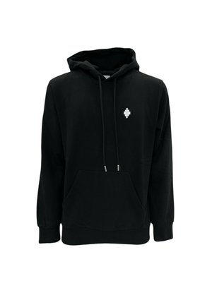 Sudadera con capucha negra con bolsillo frontal, cordones y un pequeño logo blanco en forma de diamante en el lado izquierdo del pecho.