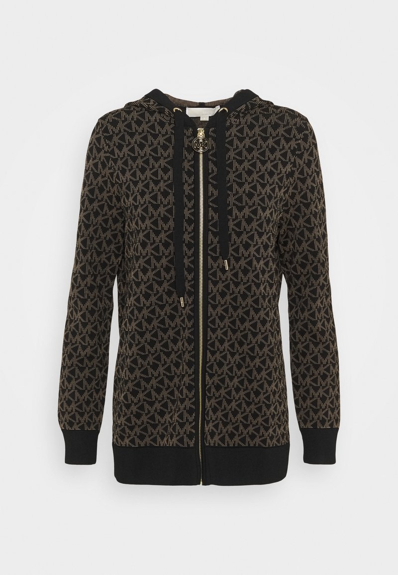 Sudadera con cremallera negra que presenta un patrón tejido de logotipos dorados, con capucha ajustable y puños y dobladillo de canalé. Acento de hardware dorado en la cremallera.
