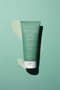 Grüne Tube des Tamanu Oil Soothing Scalp Packs (200 ml) mit weißem Deckel, die ein minimalistisches Textdesign auf einem mintgrünen Hintergrund mit einer cremefarbenen Produktfarbe zeigt.