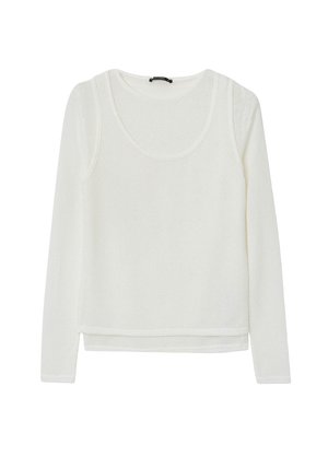 Pull à manches longues blanc en tissu texturé. Il présente un col rond et une taille courte avec une légère fente sur le côté. Pas de motifs ni d'accents.