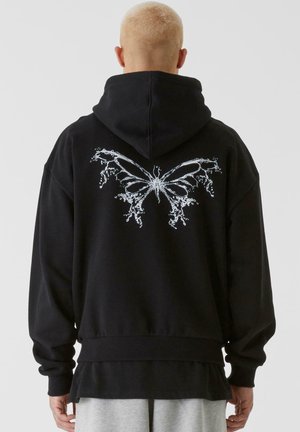 Zwarte hoodie met een grote witte vlinderafbeelding op de achterkant, lange mouwen, een trekkoordkap en een gelaagde onderrand.