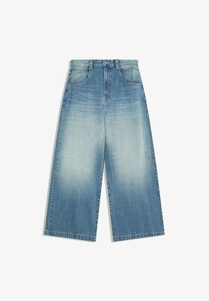 Jasnoniebieskie dżinsy szerokie ze zwężaniem, z wyblakłym wykończeniem, posiadające wysoki stan, szlufki na pasek oraz pięć kieszeni. Prosty krój na końcu nogawki.