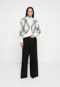 Calvin Klein Jeans FUZZY NOVELTY ARGYLE  - Kardigán - tofu