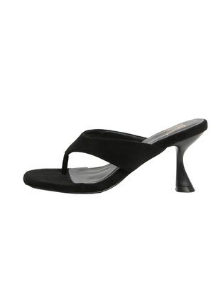 Sort mule med sort ruskind, thong-rem, firkantet tå og en udvidet stiletthæl.