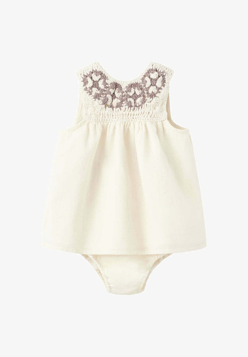 Robe bébé sans manches couleur crème avec détail crochet floral beige et gris sur le plastron et culotte attachée.