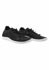 Scarpe da ginnastica nere con tomaia in rete, caratterizzate da una superficie testurizzata, suola in gomma bianca e lacci neri, progettate per comfort e traspirabilità.