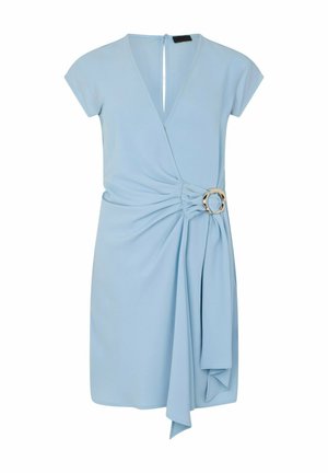 Robe portefeuille bleu clair à manches courtes avec encolure en V et détail froncé à la taille, dotée d'une boucle circulaire argentée et d'un panneau de tissu drapé.