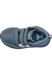 Blauer Sneaker mit einem Synthetik-Obermaterial, Klettverschlüssen, gepolstertem Schaft und einer Gummisohle mit weißen Akzenten und Logo auf der Innensohle.