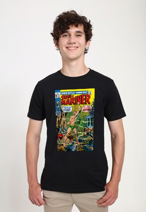 Czarny t-shirt z grafiką komiksu "Sub-Mariner". Projekt zawiera żywe kolory i skomplikowane detale podwodnych scen.