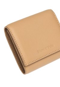 Lichtbruine leren portemonnee met een gestructureerde afwerking, een gevouwen ontwerp en subtiele stiksels. Voorzien van een geperst logo op de voorkant.