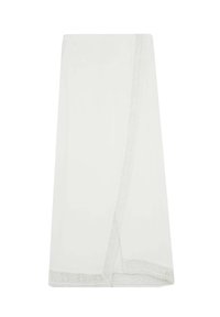 Écharpe blanche au toucher doux et lisse, ornée d'une délicate bordure en dentelle sur un bord et d'une forme rectangulaire simple.