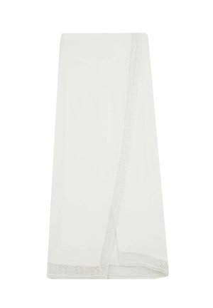 Witte sjaal met een zachte, gladde textuur, voorzien van een delicate kantafwerking langs één rand en een eenvoudige rechthoekige vorm.