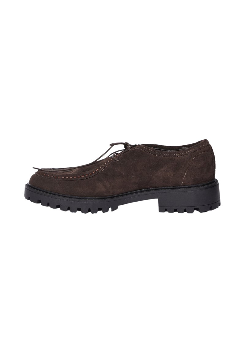 Scarpa in suede marrone con punta arrotondata, design con lacci, cuciture a contrasto e suola in gomma nera grezza e texturizzata.