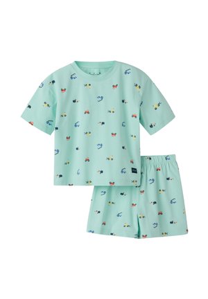 Lichtgroene set met een shirt met korte mouwen en een korte broek, bedrukt met kleurrijke kleine voertuigen, waaronder vrachtwagens en tractoren.
