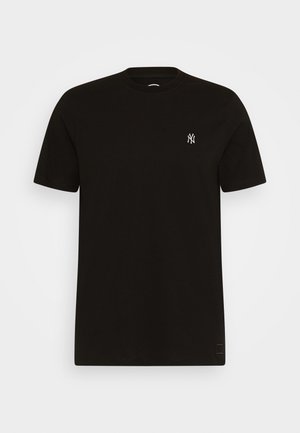 T-shirt nero in cotone, maniche corte, colletto a girocollo, con un piccolo logo bianco sul lato sinistro del petto, design semplice, texture liscia.