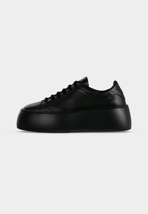 Baskets à plateforme noires avec semelle épaisse, lacets à l'avant et dessus en cuir lisse, montrées de profil sur un fond uni.