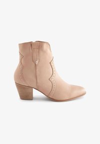 Nem kiválasztott, nude