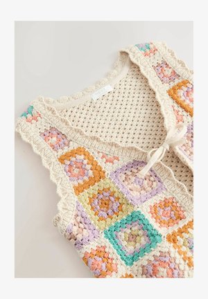 Szydełkowa kamizelka z pastelowymi kwadratowymi wzorami w kolorach pomarańczowym, lawendowym, miętowym i kremowym. Ząbkowane krawędzie i zapięcie na wstążkę z przodu.