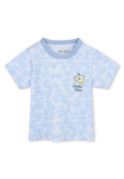 T-shirt bleu clair à manches courtes avec motif de vagues, comportant une illustration de chat jaune et le texte "Kenzo Paris" près de la poitrine. Tissu en coton doux.