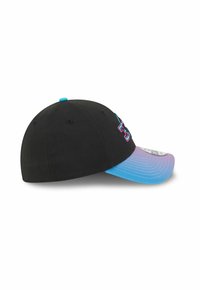 Casquette de baseball noire avec une visière en dégradé bleu-violet et un motif brodé multicolore sur le côté gauche avant.