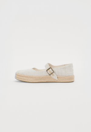 Hvitt vevd stoff-sko med rund tå og ankelstroppe, med en naturlig jute-rep såle og en liten metallspenne aksent.
