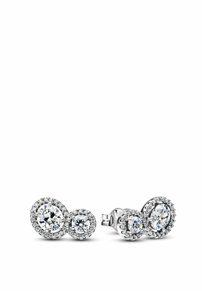 Orecchini a perno in argento con due pietre rotonde e scintillanti circondate da cristalli trasparenti più piccoli in un design a doppio cerchio.