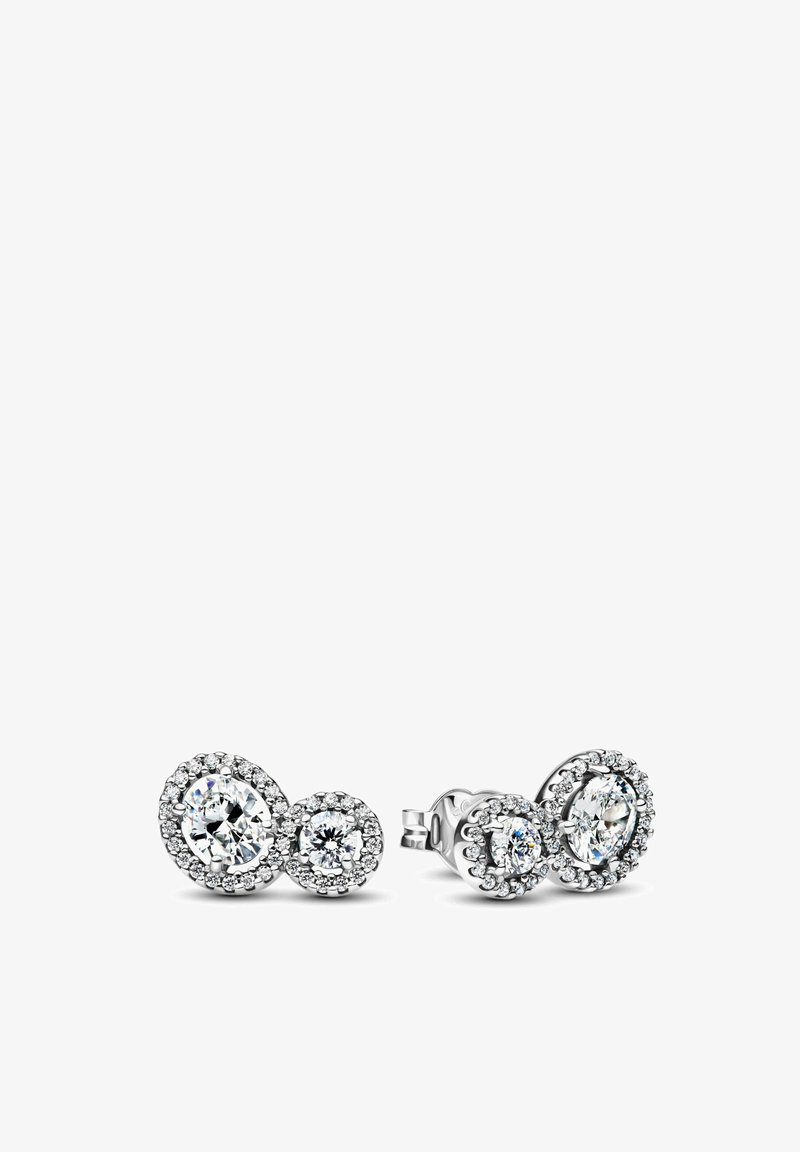 Orecchini a perno in argento con due pietre rotonde e scintillanti circondate da cristalli trasparenti più piccoli in un design a doppio cerchio.