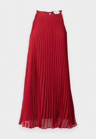 Πλισέ κόκκινο φόρεμα με ψηλό λαιμό και φερμουάρ στο πίσω μέρος. Κατασκευασμένο από ελαφρύ ύφασμα με ροή και απαλή υφή.