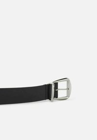 Cintura nera con una texture liscia, dotata di una fibbia rettangolare d'argento con design a doppio ardiglione. Stile semplice e funzionale.