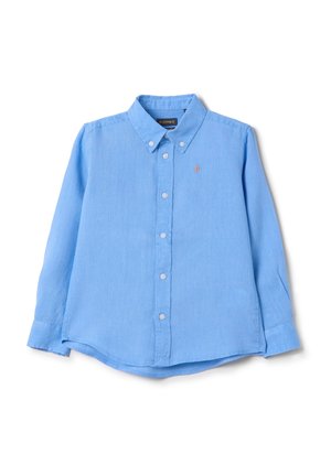 Camisa de botones azul claro, hecha de una tela texturizada, que presenta un pequeño logo bordado de la "P" en el pecho y un diseño de cuello clásico.