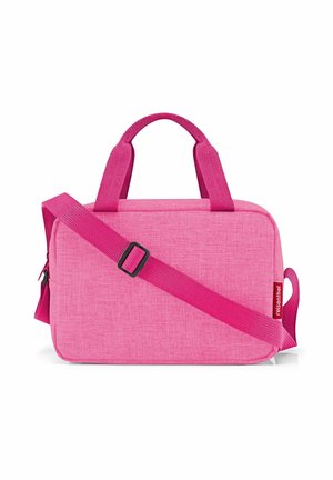 Rosa Stofftasche mit doppelten kurzen Griffen und einem verstellbaren Schulterriemen. Glatte Textur und rechteckige Form, mit einem Reißverschlussverschluss.