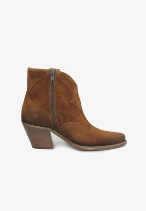 Stivaletto alla caviglia in camoscio marrone con cerniera laterale, punta affilata, motivi decorativi cuciti e tacco a blocco di media altezza a strati.