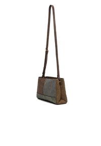 Borsa a tracolla realizzata in suede marrone e tessuto grigio, con forma rettangolare e base piatta, dotata di una tracolla regolabile e dettagli in hardware dorato.