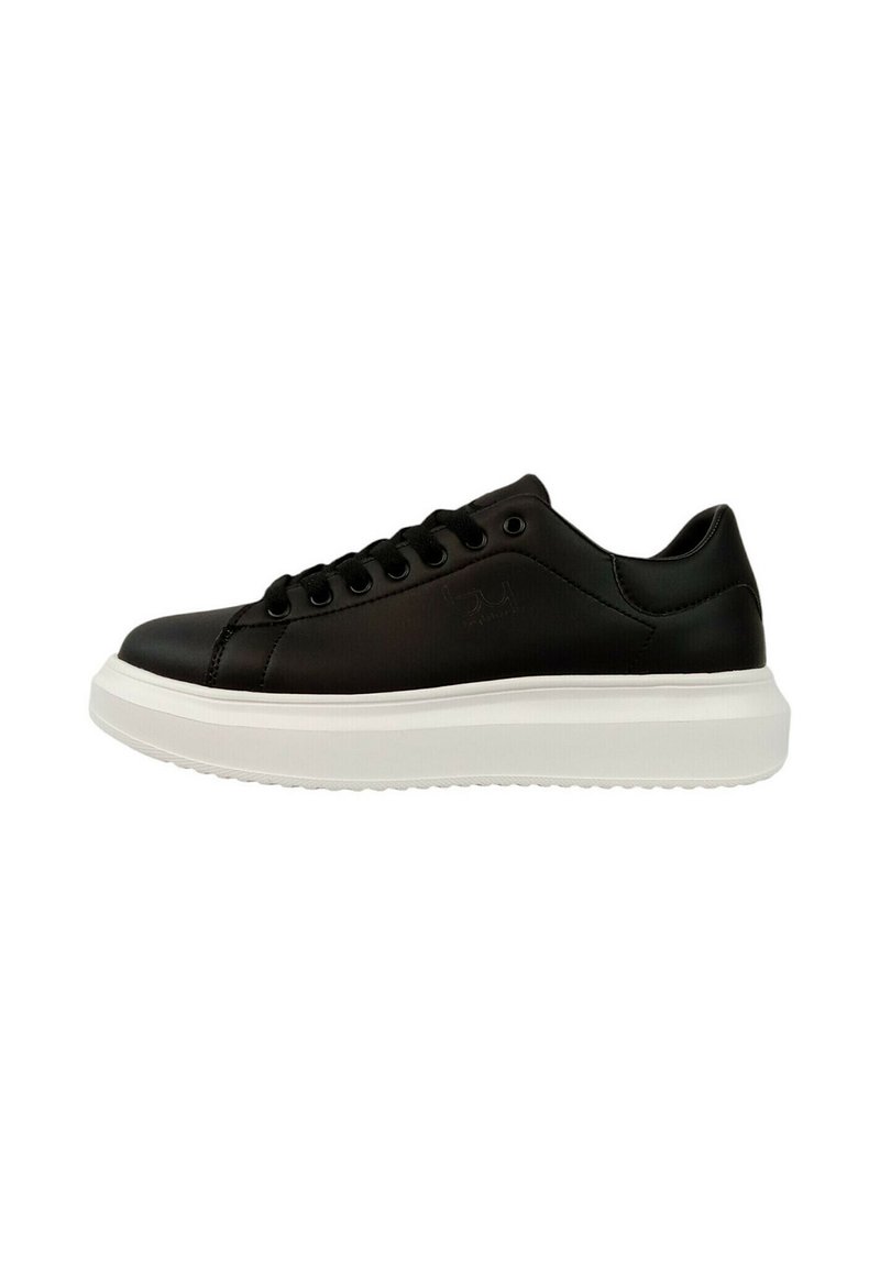 Sneakers in pelle nera con finitura liscia, punta tonda e suola bianca. Presentano lacci neri e un design a profilo basso.
