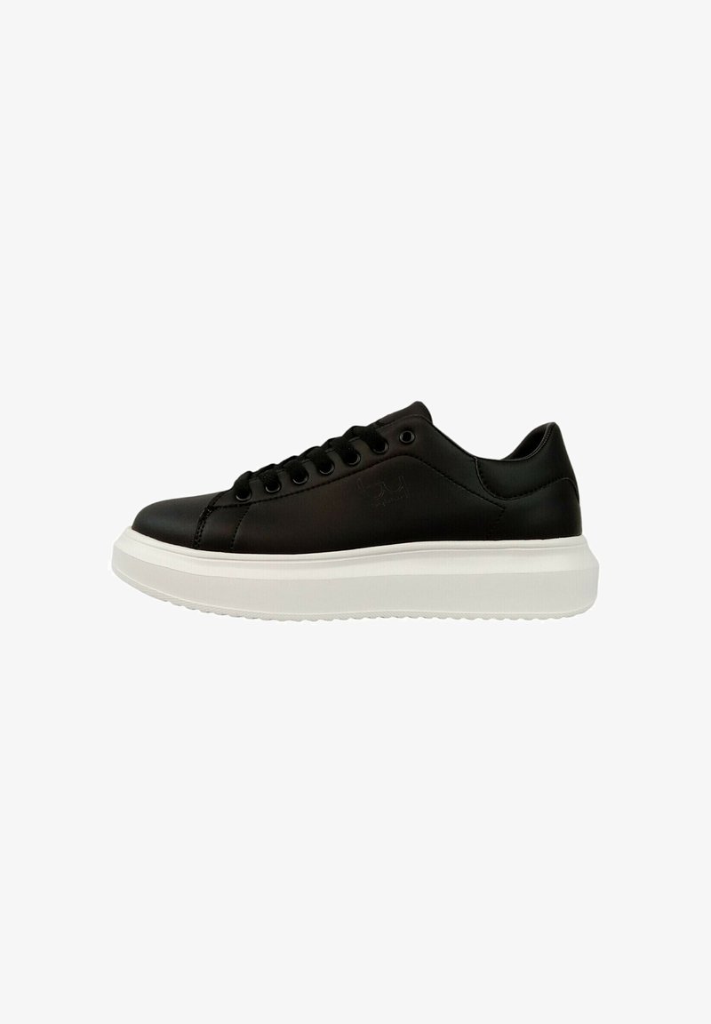 Sneakers in pelle nera con finitura liscia, punta tonda e suola bianca. Presentano lacci neri e un design a profilo basso.