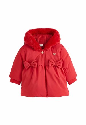 Manteau d'hiver rouge pour tout-petit avec capuche en fourrure, deux nœuds à l'avant, fermeture par boutons et petit emblème en forme de cœur sur la poitrine.