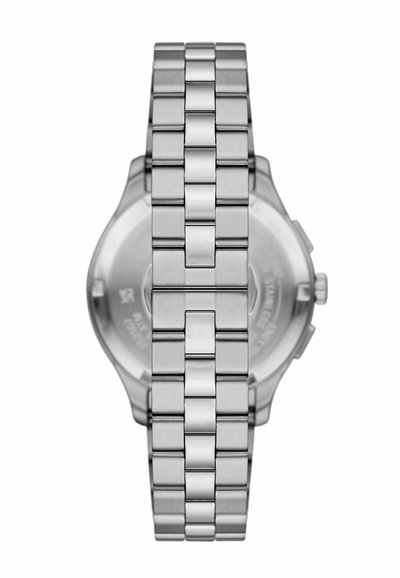 Silbernes Metallarmband mit polierten und gebürsteten rechteckigen Gliedern, von hinten gezeigt, wobei das Uhrengehäuse teilweise im Hintergrund sichtbar ist.