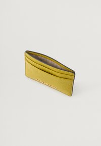 Cardholder galben din piele cu un finisaj texturat, având trei sloturi pentru carduri și un detaliu subtil al logo-ului în litere metalice.