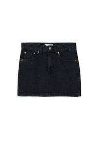 Schwarzer Denim-Minirock mit figurnahem Schnitt, zwei vorderen Taschen und silbernem Zubehör. Merkmale sind kupferfarbene Nieten und eine saubere Saumlinie.