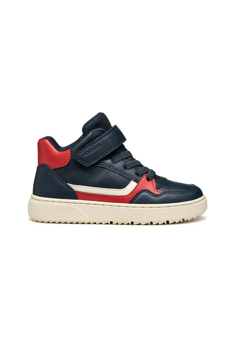 Sneakers alte in pelle blu navy e rossa con suola in gomma beige. I dettagli includono un cinturino in velcro, lacci e accenti laterali testurizzati.