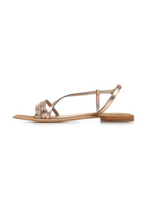 Sandalo piatto con cinturini metallici bronzo, design aperto, comprese due fasce incrociate diagonali, e una suola marrone imbottita.