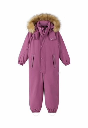Combinaison de ski isolée violette avec capuche doublée en fausse fourrure, poches zippées sur les côtés, poignets élastiques et une étiquette sur le col. Texture lisse.