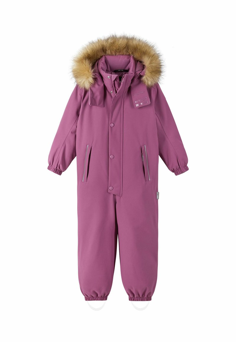 Paarse geïsoleerde sneeuwpak met een faux fur gevoerde capuchon, ritssluitingen aan de zijkanten, elastische manchetten en een label op de kraag. Gladde textuur.