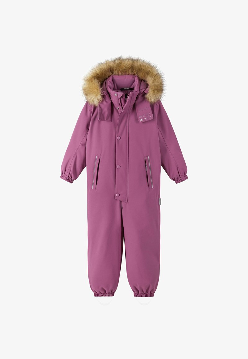 Mono de nieve aislante de color púrpura con capucha forrada de piel sintética, bolsillos laterales con cremallera, puños elásticos y una etiqueta en el cuello. Textura suave.