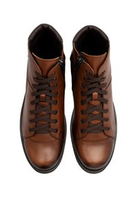 Czekoladowe skórzane sneakersy typu high-top z zapięciem na sznurówki, bocznymi zamkami, gładką fakturą i kontrastującymi ciemnymi gumowymi podeszwami.