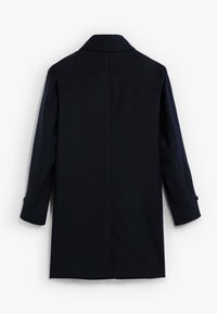 Abrigo azul marino oscuro con un diseño estructurado, que presenta un cuello, mangas largas y detalles de botones en los puños. Textura suave y estilo minimalista.