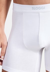 Witte katoenen boxershorts met een zachte tailleband met het 'SLOGGI'-logo, een gladde textuur en een aansluitend ontwerp voor comfort.