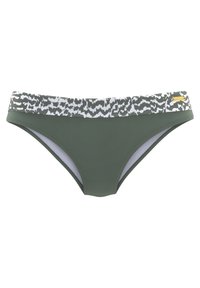 Bikini de color verde oliva con una cinturilla de patrón blanco y negro, hecho de una tela suave, con un diseño de tiro bajo y detalles discretos.