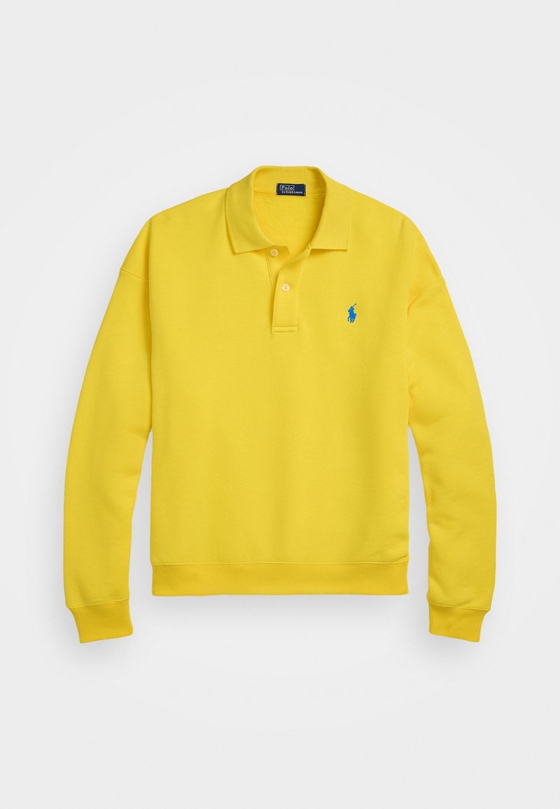 Polo jaune à manches longues avec col, deux boutons, poignets côtelés et un petit logo brodé bleu sur le côté gauche de la poitrine.