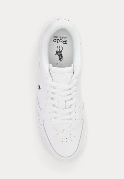 Λευκό sneaker Polo Ralph Lauren με κορδόνια, διάτρητη μύτη και μαύρο λογότυπο παίκτη πόλο στη σόλα και την πλευρά.